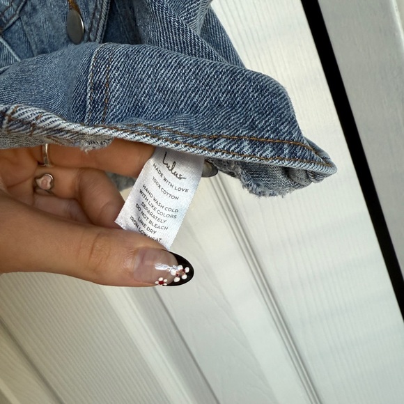 LULU’S Light Wash Denim Vest Button Up Sleeveless V Neck Blue Jean Social Day L - Picture 7 of 7